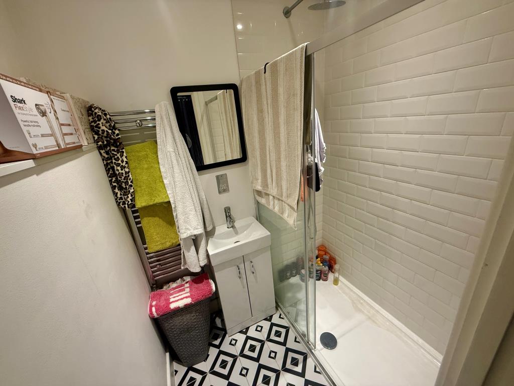 Lot: 57 - WELL PRESENTED THREE-BEDROOM HOUSE FOR INVESTMENT - En-suite shower room
